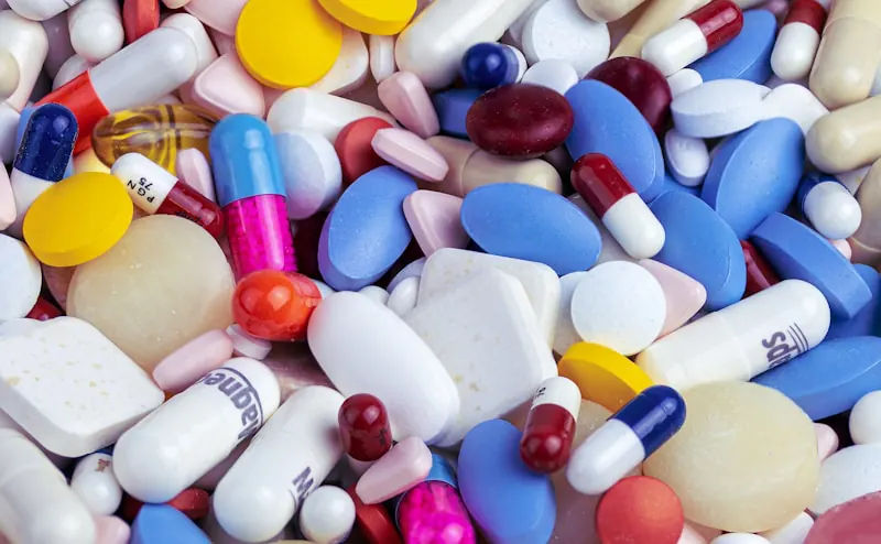Mezcla de cápsulas y pastillas no identificables — ejemplo de productos sin trazabilidad