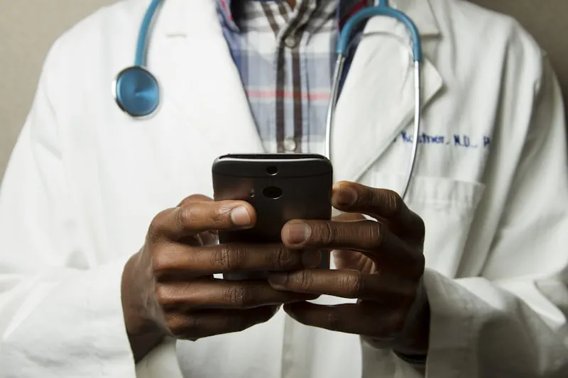 Profesional de la salud con estetoscopio consultando información